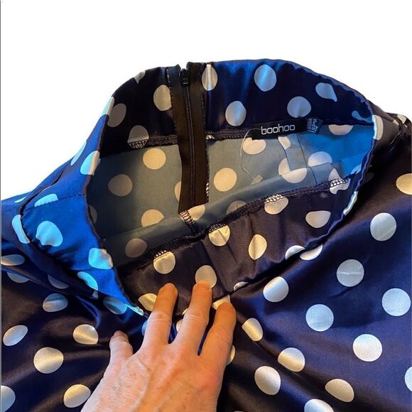 NWOT BOOHOO satin tapered trousers in navy polka dot - Picture 3 of 10